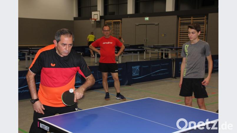 Munir Jassem zeigt dem 13jäjhrigen Hannes Andritzky, was er ändert soll, um sein Spiel zu verbessern. Hannes Vater Harald Andritzky schaut interessiert zu. Bild: kro