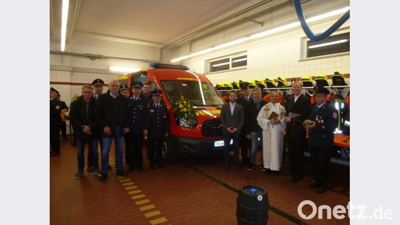Die Kaltenbrunner Feuerwehr ist stolz auf ihr neues Mehrzweckfahrzeug, das im Beisein vieler Gäste gesegnet wird. . Bild: bk
