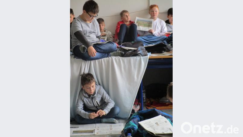 Beim Zeitungsfrühstück hatten es sich einige Schüler auch auf und unter den Tischen gemütlich gemacht. Bild: exb