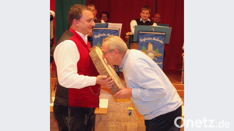 Max Klose lässt Wirt Reinhold Kreiner am Holz riechen. Ist es vom Kirwabaum oder nicht? Bild: mfh