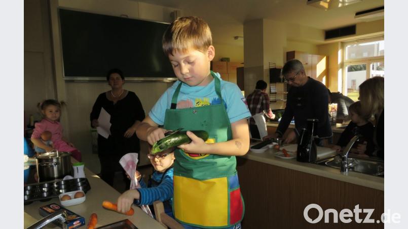 Die Großen durften bereits schwierige Sachen wie Gurken schälen ausprobieren. Bild: ubb