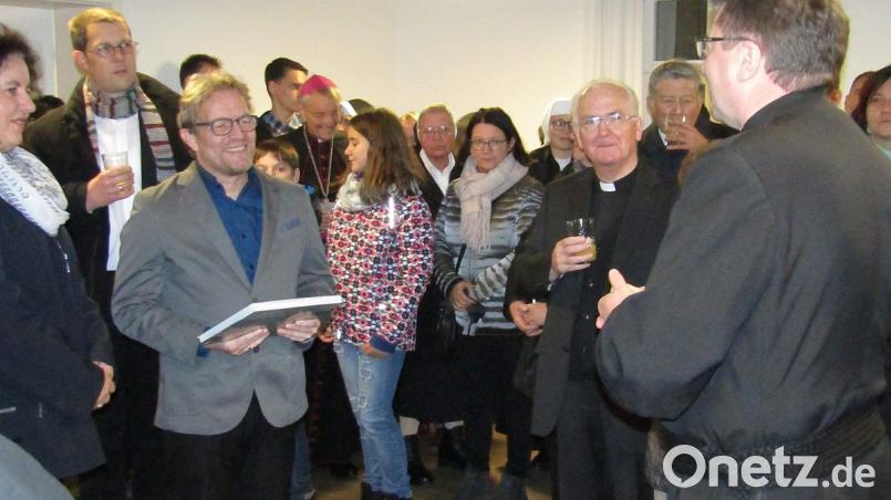 Beim Stehempfang beschenkt Dekan Flasinski den neugeweihten Diakon Patrick Martin. Bild: sck