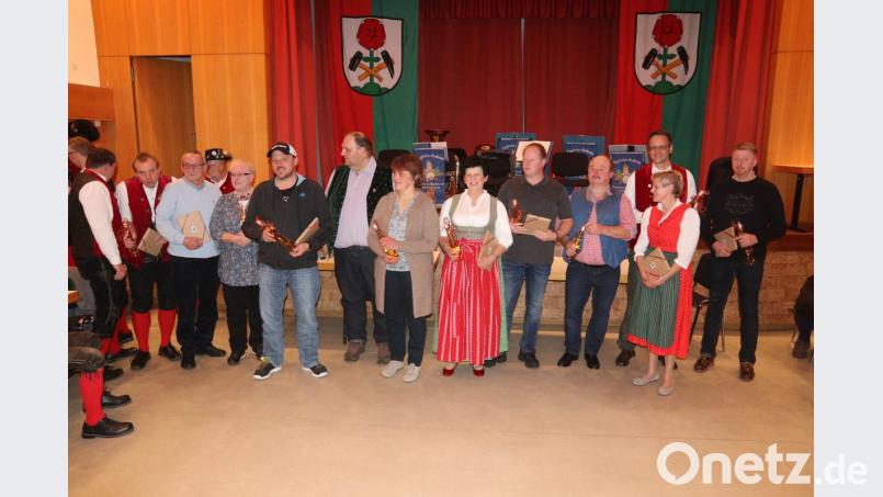 Zum 40-jährigen Bestehen der Rosenberger Kirwa gab es Geschenke für Matadoren, Wirte, Bräuer, Metzger, Feuerwehr und viele andere Beteiligte. Bild: mfh