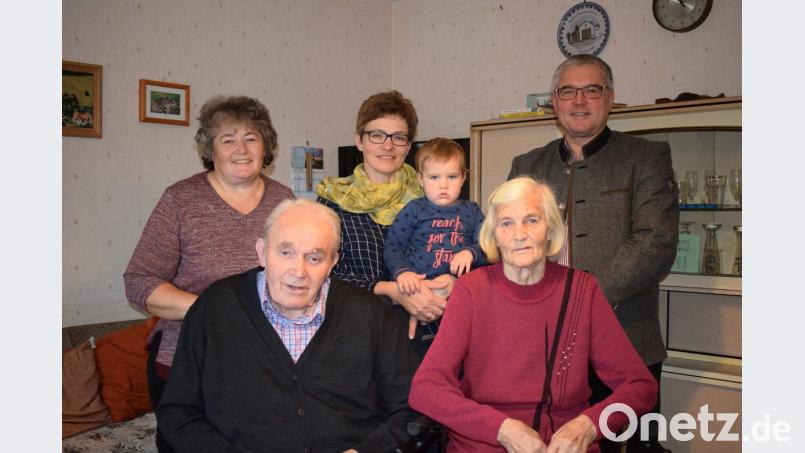 Viele Glückwünsche konnte Alois Demleitner zu seinem 85. Geburtstag entgegennehmen. Zu den ersten Gratulanten gehörten seine Frau Maria, Tochter Irmgard, die Schwiegertochter mit Enkelin Eva und Bürgermeister Richard Tischler. Bild: bnr