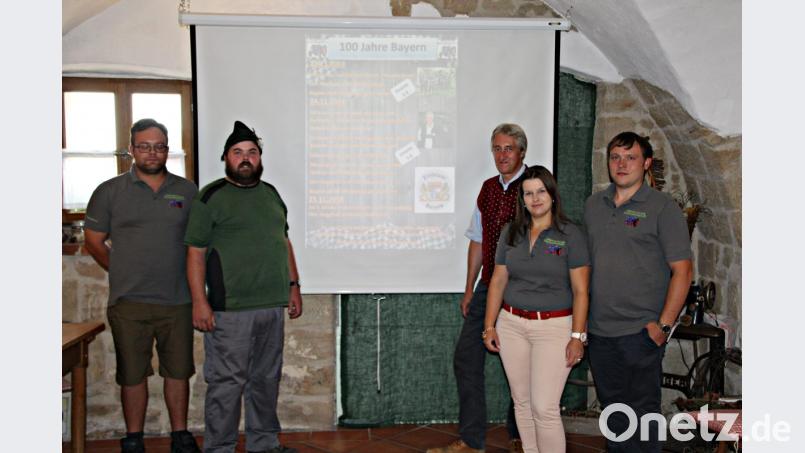 Um die Entstehung, Traditionen und Geschichte von Bayern geht es im Vortrag von Hubertus Berger (Dritter von rechts), alias „Der Boar“, beim Heimatwochenende der Oldtimerfreunde. Unser Bild zeigt ihn mit dem Organisationsteam um Michael Preuschl (Zweiter von links). Bild: jma