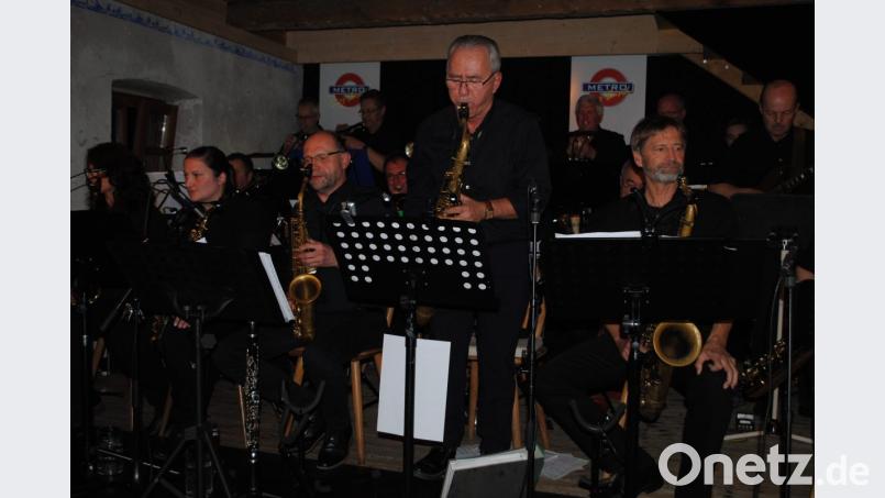 Moderator und Solist am Tenor-Saxofon: Lothar Kiehl Bild: gge