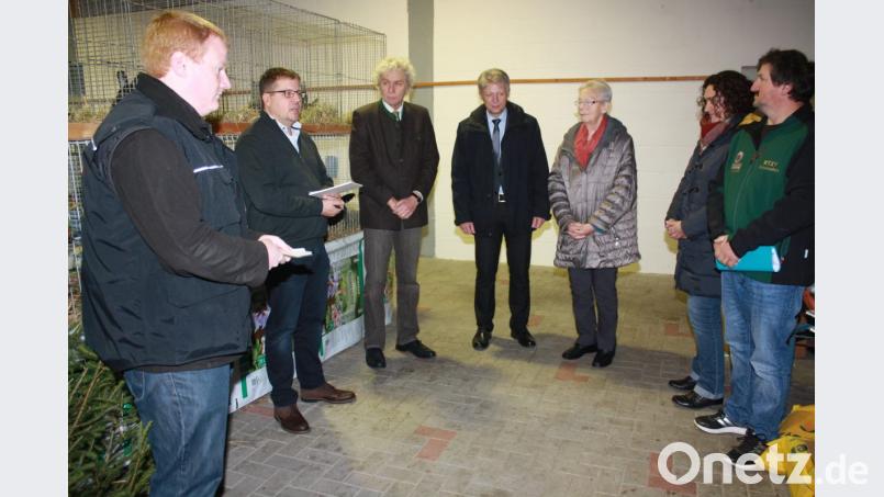 Es zeigt die Teilnehmer bei der Schaueröffnung von links: Kreisvorsitzenden Karl Weiß, 1. Vorsitzender Udo Hildebrand, Landrat Wolfgang Lippert,
1. Bürgermeister Lothar Müller, Hannelore Bienlein-Holl, Tina Zeitler (Ausstellungsleiterin für Kaninchen). Bild: lk