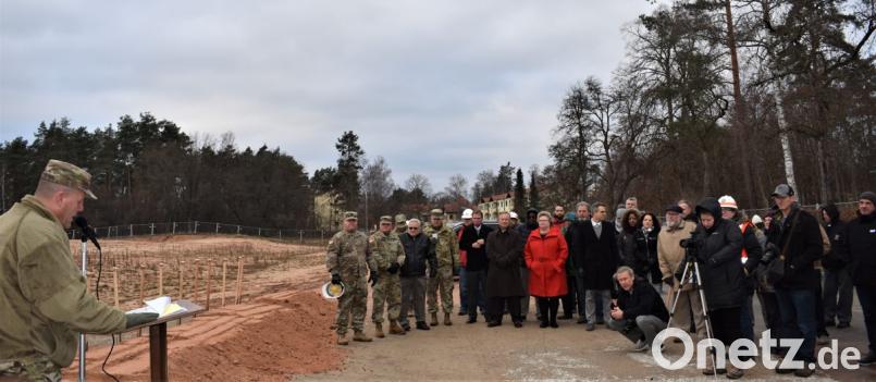 Spatenstich für die neue US-Grundschule in Grafenwöhr. Bild: rgr
