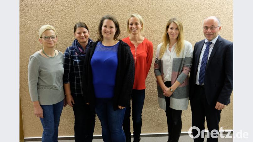 Marina Ackermann (Zweite von rechts) ist als Kassiererin neu im engeren Vorstand des Kindergarten-Fördervereins Speinshart. Ihm gehören außerdem Schriftführerin Christine Hefner, Vorsitzende Tanja Schertler und stellvertretende Vorsitzende Alexandra Dötsch (Zweite bis Vierte von links) an. Waltraud Wagner (links), die Leiterin der Kindertagesstätte, und Bürgermeister Albert Nickl (rechts) gratulieren zur Wahl. Bild: Dotzauer