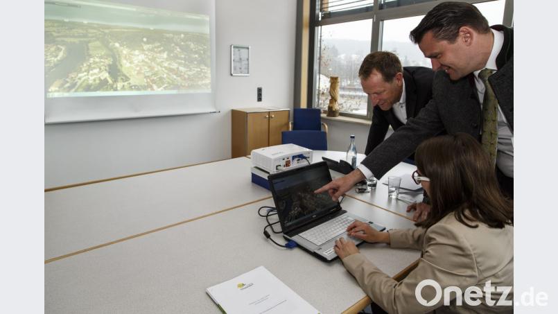 Landrat Thomas Ebeling, der Sachgebietsleiter Wirtschaftsförderung und Kreisentwicklung, Christian Meyer (stehend, von rechts), und Regionalmanagerin Verena Frauenknecht stellen die "virtuellen Aussichtstürme" im Landratsamt vor. Bild: Hösamer