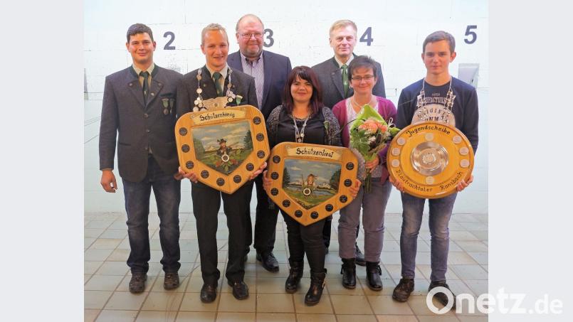 Sie sind die neuen Würdenträger beim Schützenverein D´Lautrachtaler in Ransbach. von links Markus Finn, Schützenmeister und Schützenkönig Matthias Sperl, 2. Bürgermeister Manfred Braun, Schützenliesl Jessica Finn, Engelbert Lutter, Tanja Sperl und Jugendkönig Marco Sperl. Bild: bö