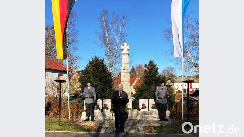 Bürgermeister Ludwig König mahnt, die Gefallenen und Opfer beider Weltkriege nicht zu vergessen, auch wenn die Zeitzeugen immer weniger werden. Bild: ld