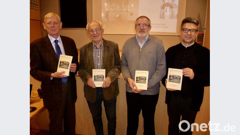 Im Beisein des Ammersrichter Hausherrn Pfarrer Michael Jakob (rechts) stellten drei Autoren den neuen &quot;Eisengau&quot; kurz vor. Von links Stadtarchivar Dr. Johannes Laschinger, Kreisheimatpfleger Dieter Dörner und Peter Rezek vom Verein Amberger Kaolinbahn. Bild: usc