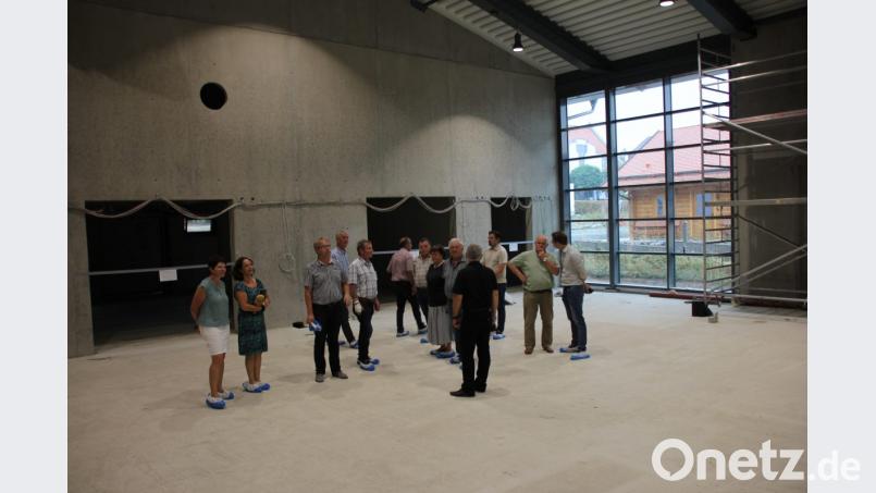 Mit Gesamtkosten von über zehn Millionen Euro, ist die Sanierung und Erweiterung der Grundschule das größte städtische Bauprojekt der vergangenen Jahre. Über den Baufortschritt in der neuen Schulturnhalle hatten sich die Bauausschuss-Mitglieder im vergangenen Juli bei einem Ortstermin (Foto) informiert, mittlerweile kann bereits Sportunterricht darin stattfinden. Bild: mp