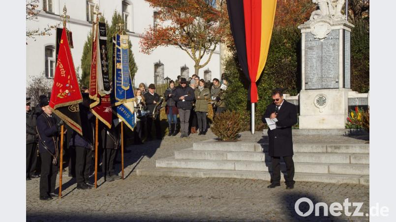Bei seiner Ansprache vor dem Kriegerdenkmal rief Bürgermeister Manfred Dirscherl zu gegenseitigem Respekt und Akzeptanz auf. Bild: mmj