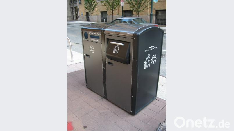 So ähnlich sehen die Abfallbehälter mit integrierter Müllpresse aus, von denen jetzt einer auch in der Amberger Innenstadt getestet wird. Bild: Wikipedia