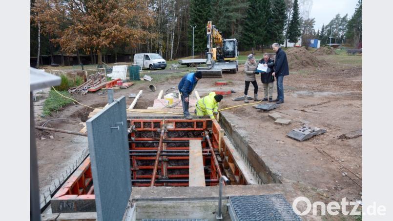 Die Pläne stehen, die Grube klafft: Hier im Schätzlerbad zwischen Wellenbecken (links) und Schwimmerbecken (rechts) entsteht der seit Jahren ersehnte Rutschenturm. Bild: Gabi Schönberger