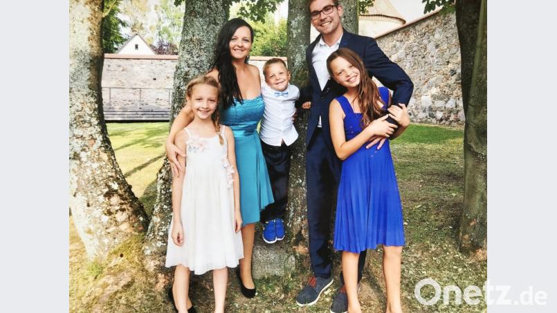 Ein Bild aus unbeschwerten Zeiten: Familie Tölzer mit Mama Renate, Vater Ronny, den Töchtern Jana (rechts) und Marie (links) sowie dem jüngsten Spross Paul (Mitte). Bild: exb