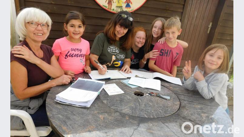 Unter der Regie von Karin Gillich (links) und Claudia Fischer (Dritte von links) probt die Kindergruppe mit Klara Difini, Tom und Emely Zettlmeisl, Serafina Döring und Leila Abdulla (von rechts) seit September für ihre Auftritte. Bild: hai