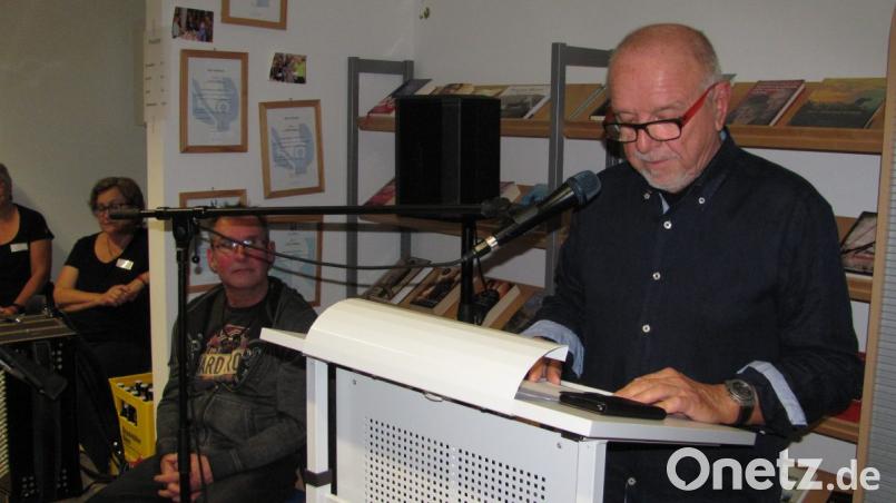 Heiteres und Besinnliches aus früherer und heutiger Zeit hat der ehemalige Schulrat Ottmar Braun aufgeschrieben. Er begeistert damit über 150 Zuhörer. Bild: sei