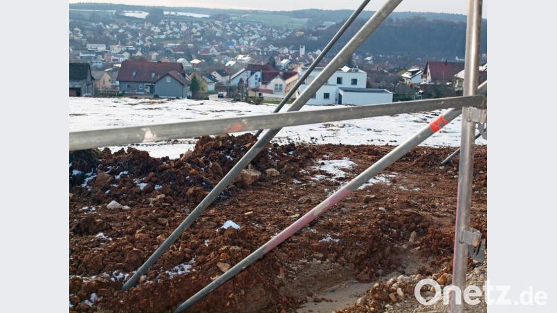 Trotz Gerüst und Schutthaufen kann man den Ausblick über das Vilstal mit dem südlichen Teil Riedens schon genießen. Bild: sön