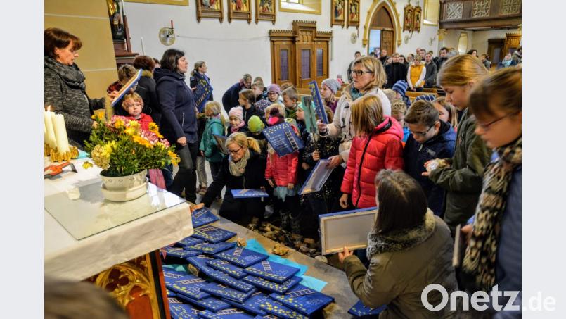 Nach dem Familiengottesdienst dürfen die Kinder ein selbst gestaltetes Bild als Erinnerung an die Kinderbibelwoche mitnehmen. Bild: fdl