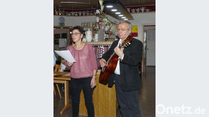 Herrmann und Gertrud Seitz beim Singen. Bild: ils