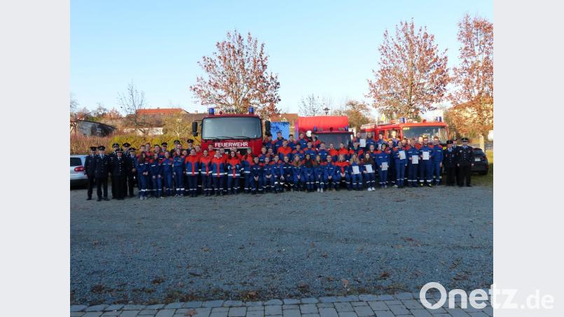 Die 65 Prüflinge bestehen den Wissenstest zur Fahrzeugkunde. Bild: hme