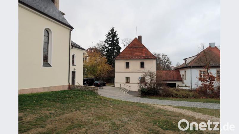 Die Wiederbesetzung der verwaisten Arztpraxis (Mitte) wünschen sich vor allem viele ältere Bürger in Friedenfels. Die zentrale Lage in der Ortsmitte an der Kirche (links) sowie an der Grundschule (rechts) war in den zurückliegenden Jahrzehnten aber auch bei auswärtigen Patienten beliebt. Bild: bsc