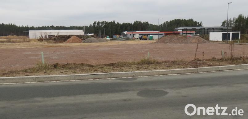 Im Industriegebiet West sprießen die Betriebe nur so aus dem Boden. Weitere Neuansiedelungen folgen. Deshalb wird der Markt ab der Bürgermeister-Birkmüller-Straße eine neue Stichstraße bauen, die vorerst mit einem Wendehammer endet. Bild: Köppl