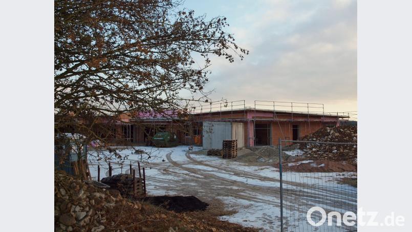 „Die Baumeisterarbeiten durch Staufer-Bau sind abgeschlossen, das Dach ist fertig, zurzeit werden Heizung und Sanitäranlagen installiert“, erfuhren die Erzieherinnen und Kinderpflegerinnen von Pfarrer Gottfried Schubach, als sie auf das Gelände des neuen Kindergartens kamen. Bild: sön