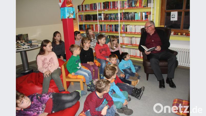 Bürgermeister Heinz Weigl las den Kindern aus dem Buch „Der Räuber Hotzenplotz und die Mondrakete“ vor. Bild: frd