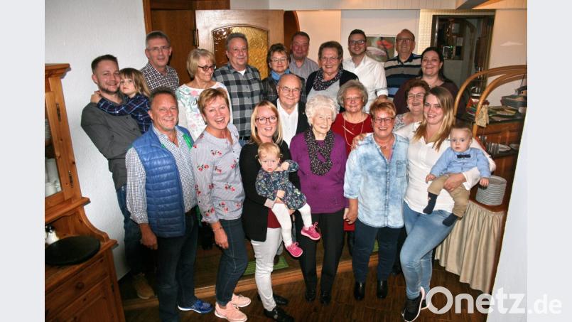 Ihrer dreifachen Uroma Ernestina Horn (vorne, Vierte von rechts) gratulieren zum 90. Geburtstag (von links) Harald und Heidi Horn, Anja Siegl mit Tochter Lina, Erich Horn, Emmi Horn, Renate Zrenner, Marga und Natalie Horn mit Sohn Leo, (hinten von links) Patrick Horn mit Tochter Lilly, Werner Zrenner, Rosi Pecher, Werner und Gerlinde Horn, Richard Pecher, Kuni Breiter, Mark Siegl sowie Reinhard und Tina Horn. Bild: hai