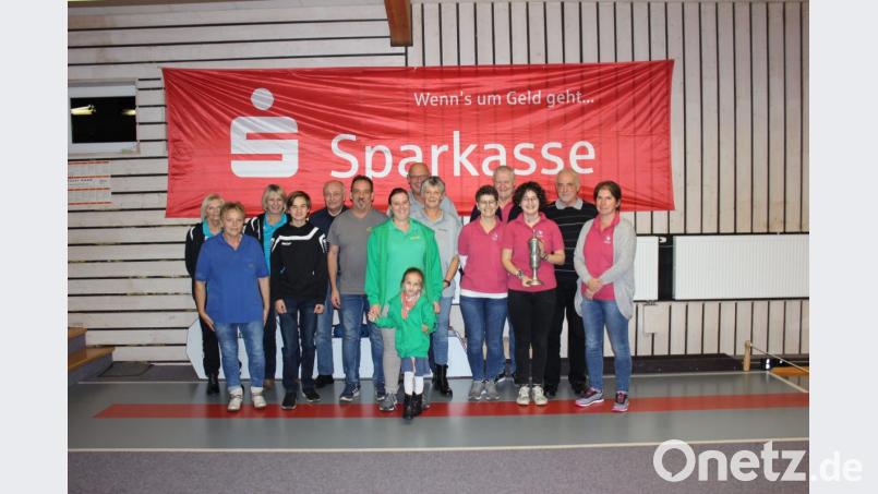 Vorsitzender Erwin Koppmann (Zweiter von rechts) beglückwünschte die Gewinner. Bild: exb