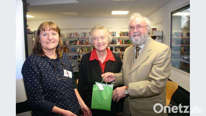 Die Leiterin der Stadtbücherei, Angelika Stammel (links), bedankt sich bei ihren Gästen mit einer Geschenktüte. Bild: wro