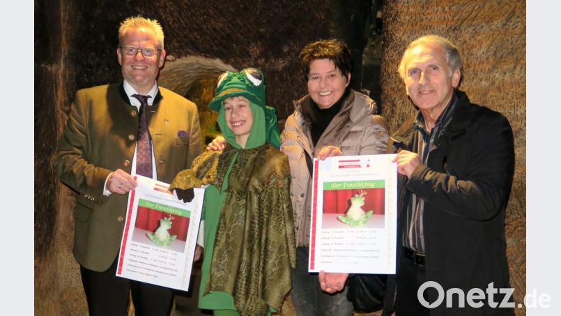 Oberbürgermeister Andreas Feller, &quot;Frosch&quot; Fabian Wolf, Projektleiterin Manuela Pürzel-Lehner und Vorsitzender Johann Wilhelm (von links) werben für die Aufführungen der &quot;Theaterbühne&quot; im Schwandorfer Felsenkeller-Labyrinth. Bild: Hirsch