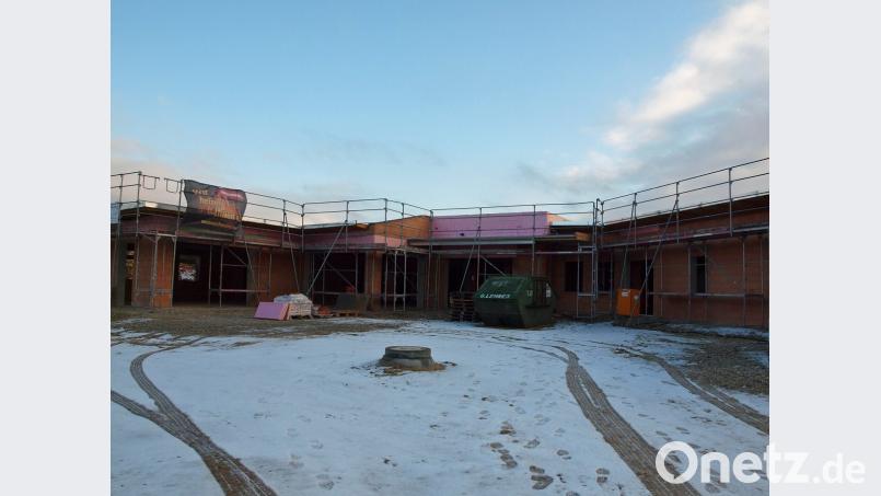 „Die Baumeisterarbeiten durch Staufer-Bau sind abgeschlossen, das Dach ist fertig, zurzeit werden Heizung und Sanitäranlagen installiert“, erfuhren die Erzieherinnen und Kinderpflegerinnen von Pfarrer Schubach als sie auf das Gelände des neuen Kindergartens kommen. Bild: sön