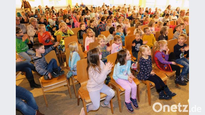 circa 200 Schul- und Kindergartenkinder ließen sich im Gemeindezentrum Speinshart von den Künsten des „mutigen Prinzen“ begeistern. Bild: do