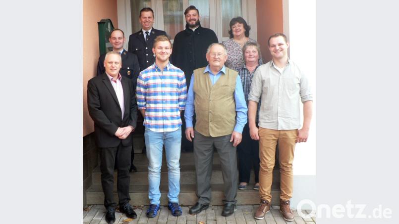 Seine Enkel – im Bild Alexander (rechts) und Manuel (vorne, Zweiter von links) – sind der ganze Stolz von Ludwig Lehner (vorne, Zweiter von rechts). Bürgermeister Jürgen Kürzinger (vorne, links) verbindet mit den Glückwünschen zum 80. Geburtstag den Dank für die langjährige Arbeit als Gemeinderat. Weitere Gratulanten sind Kaplan Thomasz Rostek vom Pfarreienverbund Auerbach (hinten, Mitte) sowie Vertreter des Pfarrgemeinderats (Sabine Frohnhöfer und Regina Sporrer, rechts) und der Feuerwehr Neuzirkendorf (Patrick Fischer und Hubert Linhardt). Bild: lep