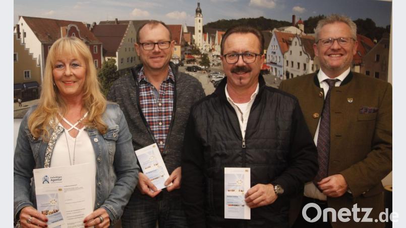 Oberbürgermeister Andreas Feller (rechts) verlieh Karin Schindler. Dr. Norbert Frank und Herbert Suttner (von links )die blaue Ehrenamtskarte. Bild: Hirsch