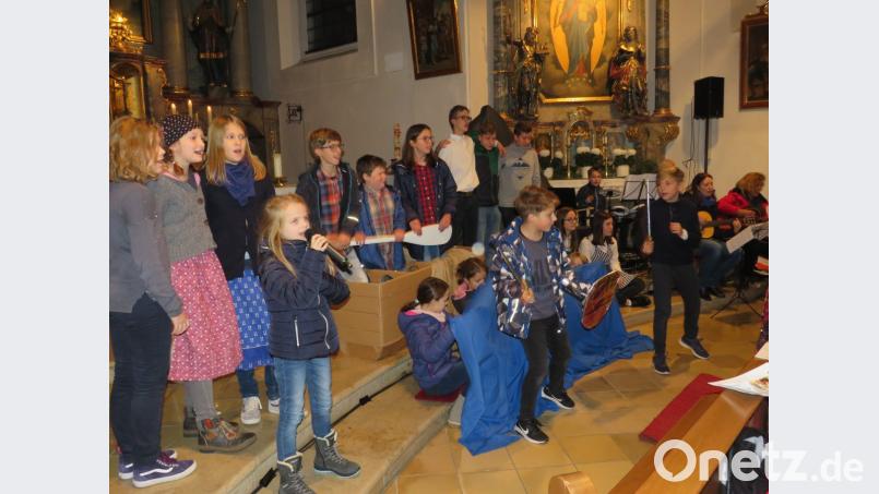 Eindrucksvoll gestalten die Kinder das Singspiel in der katholischen Pfarrkirche. Bild: adj