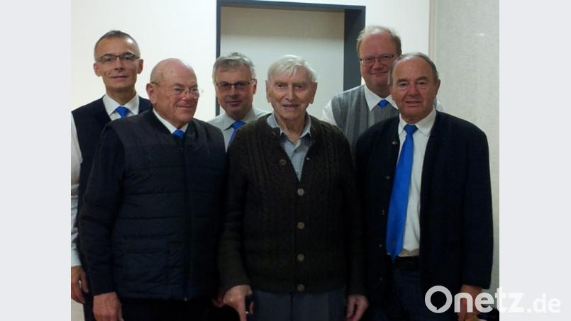 Zum 100. Geburtstag gratulierten Hans Galli (Vierter von links) Präfekt Alois Kleierl, Ehrenmitglied Egon Birner, Präfekt Anton Richthammer, Präfekt Hans Leipold und Ehrenpräfekt Fritz Leipold (von links). Bild: exb