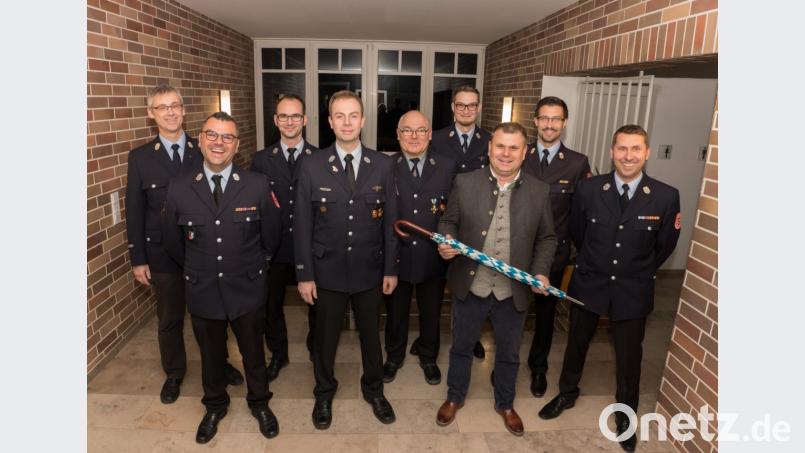 Als Pate des 150-jährigen Jubiläums der Feuerwehr Windischeschenbach erhält der Bürgermeister den obligatorischen weiß-blauen Schirm. Bild: dtr