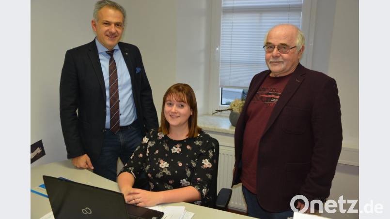 Christiane Bleistein leitet seit 1. Oktober das neu eröffnete Seniorenbüro, das im ersten Stock des Mehrgenerationenhauses untergebracht ist. Dreimal in der Woche ist sie dort für die Senioren Ansprechpartner in nahezu allen Fragen. Bürgermeister Roland Grillmeier (links) und Seniorenbeauftragter Ernst Bayer wünschen ihr einen guten Einstand. Bild: jr
