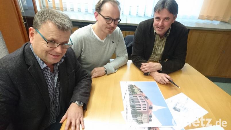 Die Pläne für einen Neubau des &quot;Oberpfälzer Hofs&quot; liegen auf dem Tisch. Architekt Christian Schönberger (rechts) und Ralf Schneeberger (Mitte) präsentieren den Entwurf Bürgermeister Karlheinz Budnik. Bild: Lowak