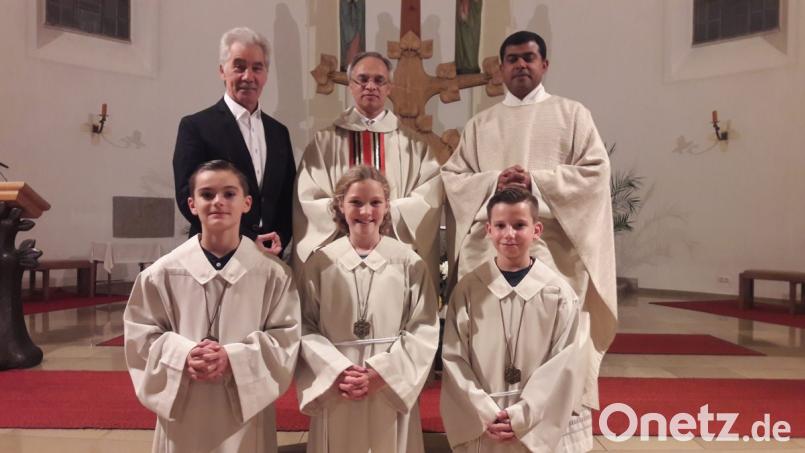 Die drei neuen Ministranten Paul Leistner, Luisa Mägerl und Julia Lehnert (von links) mit Pfarrer Varghese Puthenchira, Pater Prince und PGR-Sprecher Wolfgang Krauß. Bild: bk
