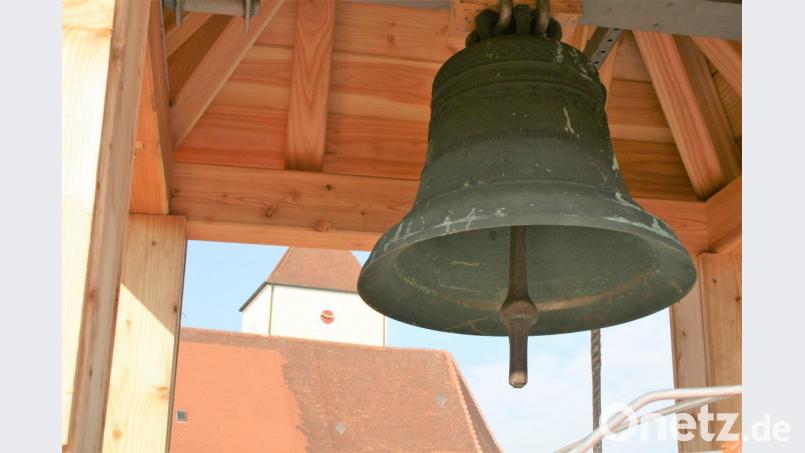 Heute hängt das Totenglöcklein im neu restaurierten Turm am Leichenhaus im Altenstädter Friedhof. Bild: Rainer Christoph