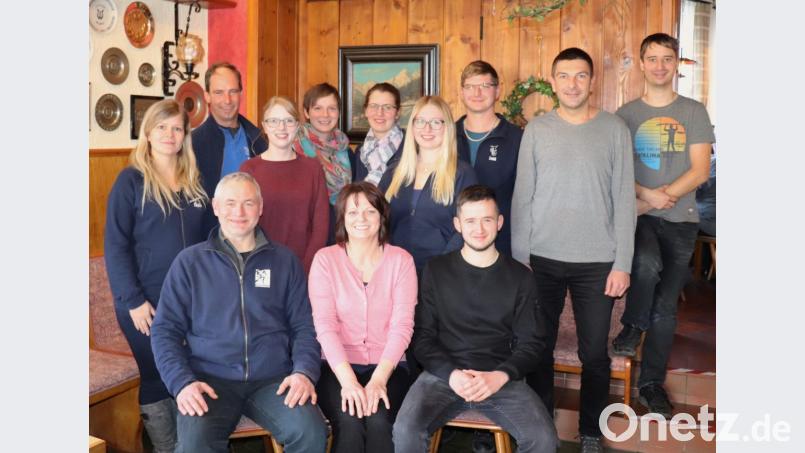 Strahlende Gesichter beim neu gewählten Vorstand der Stadt- und Jugendblaskapelle „Grenzlandbuam“ (hinten, von links): Claudia Hopf (1. Kassierin), Andreas Koller (Beisitzer), Stefanie Ulrich (1. Schriftführerin), Gabriele Walter (Beisitzerin), Verena Kreger (2. Vorsitzende), Anja Sporrer (2. Schriftführerin), Dominik Müller (2. Kassier), Markus Krisch (Beisitzer), Stefan Braunschläger (Beisitzer). Auch erster Dirigent Günther Freundl (vorne, links), erste Vorsitzende Karin Ockl (vorne, Mitte) sowie Jugenddirigent Stefan Zwerenz (vorne, rechts) freuen sich über die Wahl. Bild: Susanne Forster
