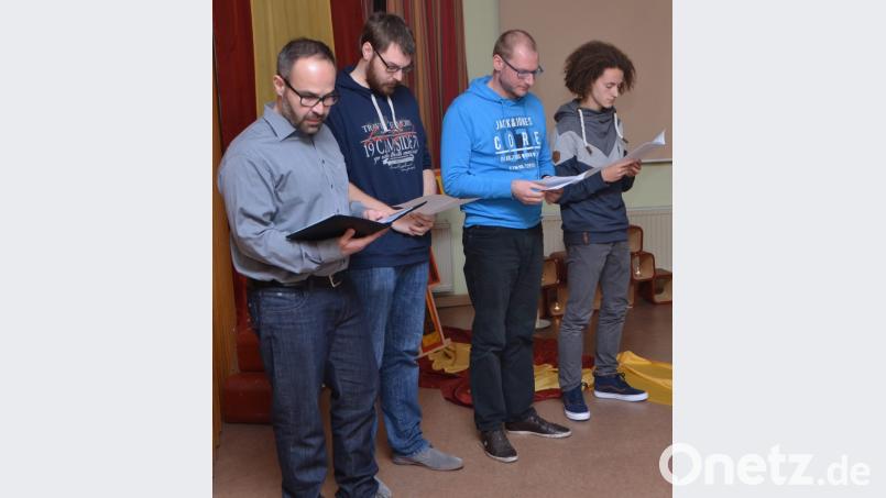 Diakon Fabian Endruweit, Adrian Schober, Kaplan Ulrich Eigendorf und Vincent Poschenrieder (von links nach rechts) gestalteten die Taizé-Feier unter anderem mit einer Lesung in verschiedenen Sprachen. Bild: dob