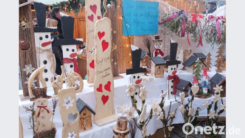 Mit Hingabe fertigt Max Lobinger aus Kögl fantasievolle Werkstücke aus Holz und spendet den Erlös für ein „Hilfsprojekt in Nigeria und Brasilien“. Bild: ohr